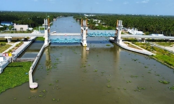 Principle of 'no regrets' when investing in irrigation structures in the Mekong Delta